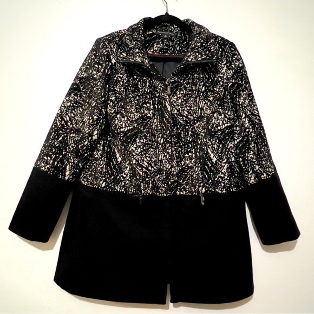 Preston & York black and white heavy coat w/2 front pockets. Sz 8. Preowned.